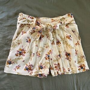 NWOT Floral Paperbag Waist Women's Shorts - Cream